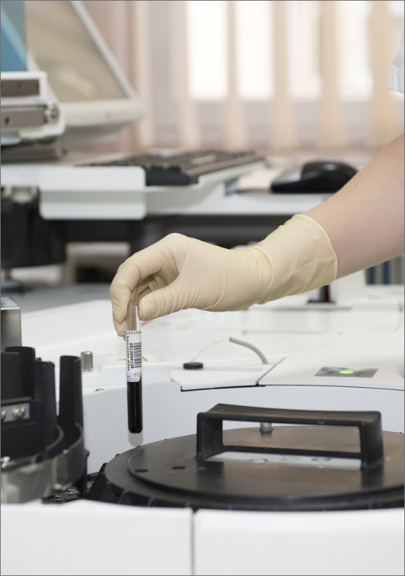 三台蓝色和黑色水泵